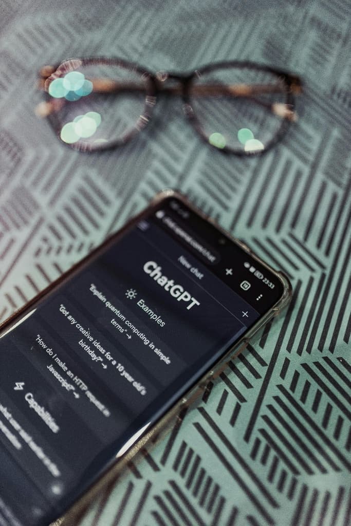 Smartphone met ChatGPT interface op tafel